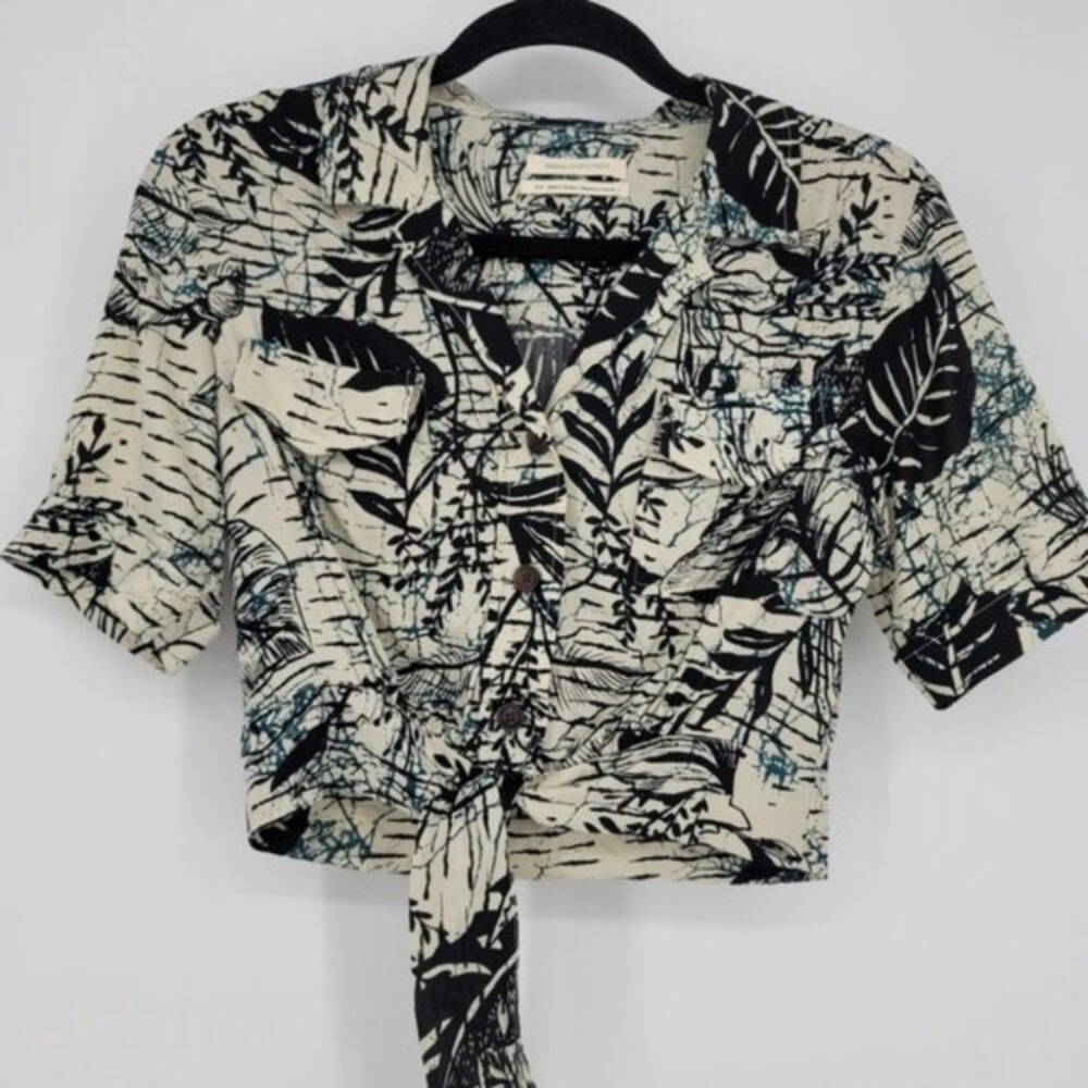 URBAN OUTFITTERS Fawn Printed Tie Front Crop Top in Black Motif - Picture 6 of 16